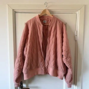 Weekday jacka strl L - Så himla mjuk och mysig rosa bomber i quiltad sammet. Oversize på mig som vanligtvis har 38-40.