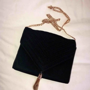  - Säljer en snygg svart väska från Gina Tricot! Svart sammet! 