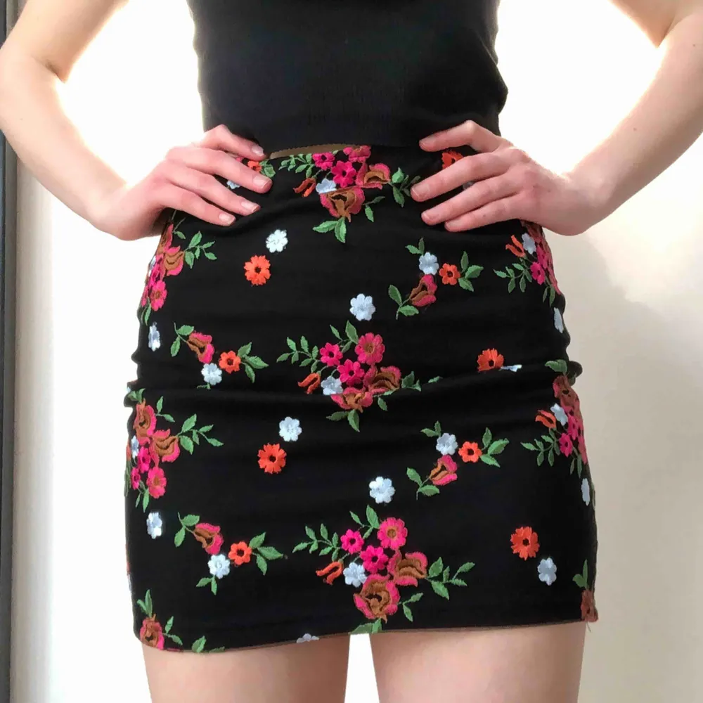 Blommig broderad kjol från Urban Outfitters 🌸 Aldrig använd! Skriv gärna vid övriga frågor ♥️. Kjolar.