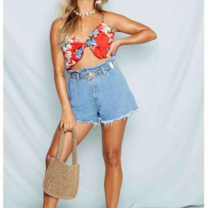  - Paper bag waist shorts ifrån Boohoo ✨ Aldrig använda ✨  Köparen betalar för frakt 📮