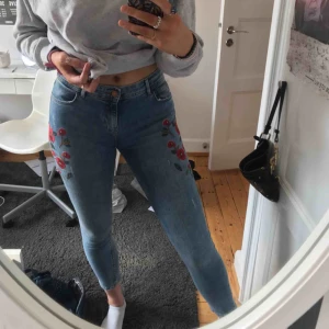  - Supervåriga jeans från Zara. De är ljusblå med röda broderade blommor på vardera sida om höften:) Även lite slitna i den ljusblå färgen!
