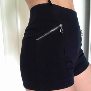  - Snygga marinblå shorts med två dragkedjor på varje ben! I bra skicka och endast använda ett fåtal gånger! Köparen står för frakt:)