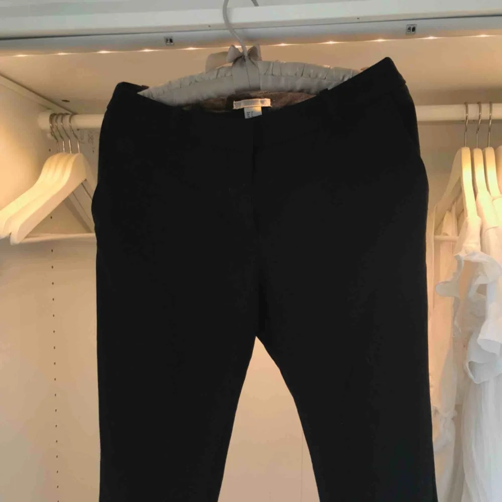 Svarta fina kostymbyxor från H&M i storlek 36, litet hål i en av skärpöglorna. Köparen står för frakt. Pris kan diskuteras.. Jeans & Byxor.
