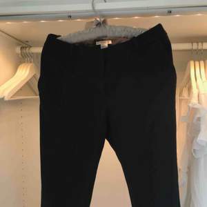 Svarta fina kostymbyxor från H&M i storlek 36, litet hål i en av skärpöglorna. Köparen står för frakt. Pris kan diskuteras.