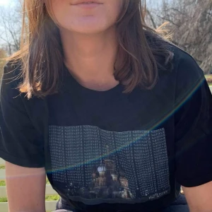  - Svart vintage t-shirt med nytryckt design!                               SAMSARA köper in secondhand kläder som inte blir sålda och revitaliserar dem med unika och högkvalitativa tryck. Varje plagg sparar cirka 2400L vatten och 1,4 kg co2!   Modellen är 170cm!  