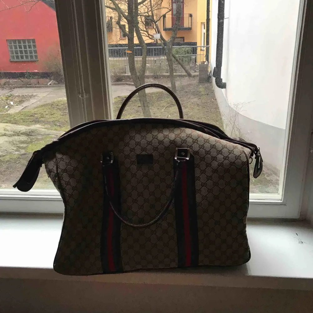 Stor fake Gucci väska som är i bra skick, väldigt praktisk men har alldeles för många vädjar därför säljes. Väskor.