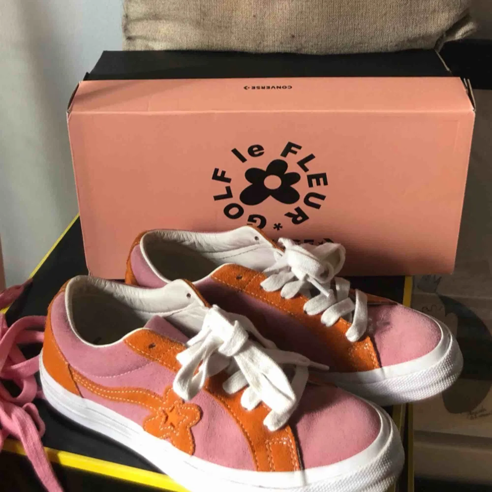 Converse One Star x Golf Le Fleur köpta på sneakersnstuff. Möts upp i Sthlm annars står köparen för frakt <33. Skor.