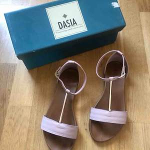 Ljusrosa sandaler från Dasia. Köpta på Håkanssons för 699kr. Använda två gånger.