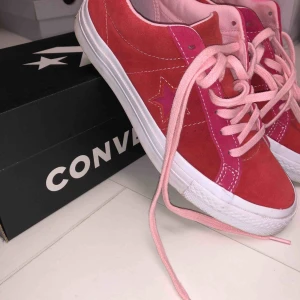 - Skitsnygga converse all star, storlek 37 (lite stora i storleken, 23.5cm) knappt använda. Köpare står för frakten💚