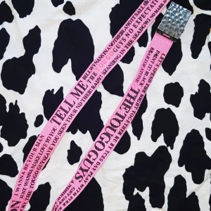  - SÅLD  Rosa bälte med Rolling Stones låttexter. 