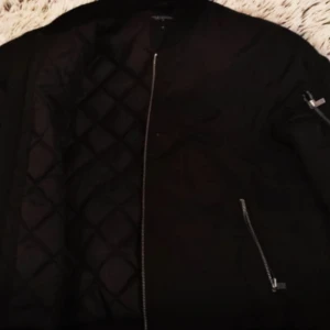  - Blev väldigt dålig bild i appen så det är inga fläckar på den! Svart bombarjacka i storlek L, använd fåtal gånger inga skador på! 