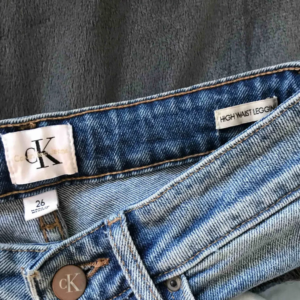 Högmidjade med snyggaste passformen. Jeans från Calvin Klein. Passar en 25/26 (S). Använda 1 gång, köpta för 1200. Jeans & Byxor.
