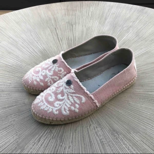  - Använda fåtal ggr bara,fint skick. Lite små i storlek