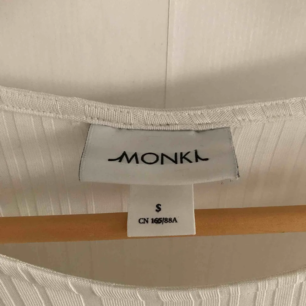 Skön knälång klänning från Monii. 95% polyester, 5% elastan. Bra kvalitet. Meet-up i Gbg. Samfraktar gärna. ✨. Klänningar.
