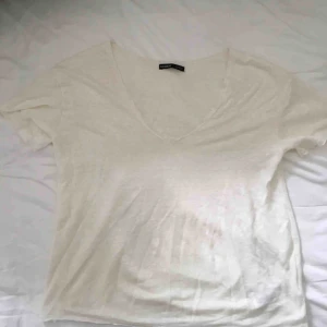 - Vit t-shirt! knappt använd. Ganska genomskinlig och väldigt urringat vilket passar bra med ett linne under och någon med lite större bröst heh 😁 frakt tillkommer! Annars kan vi mötas upp på söder 🧡