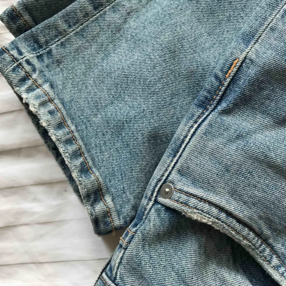 Raka jeans från H&M med snygga slitningar vid fickorna och bensluten ✨ Oanvända👀 ✨ Nypris: 399:- ✨ Köpare betalar frakten. Jeans & Byxor.