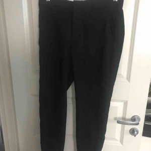  - Kostymbyxor från hm. Väldigt retro vanliga svart. Så snygga men lite korta på mig.