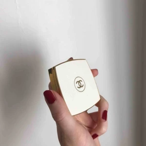  - ⭐️ Gamal parfymdosa med spegel från Chanel ⭐️Ingen parfym kvar, men luktar fortfarande lite av Coco Mademoiselle. Frakt är inte inkluderat i priset. 