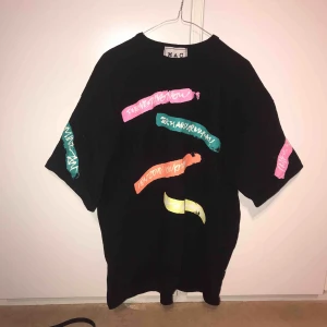  - Har använt den en gång, köpte den när jag var i Sydkorea men tycker att den sitter lite tajt runt halsen. Den är one size men den är riktigt stor! Materialet är också ganska tjockt så man fryser inte i den även under vintern!