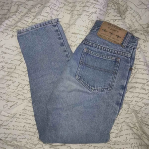  - Mom jeans! Lite kortare i modellen och är i storlek: xs nyskick!💕