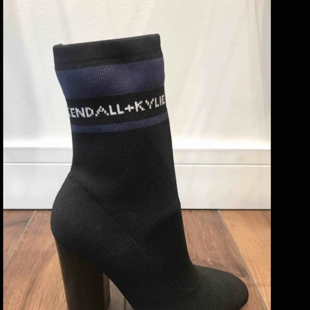 Kendall + Kylie boots. Skor.