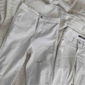 2 st vita jeans låg och högmidjade. Storlek xs i båda! De till vänster är från Ginatricot och är högmidjade,med hål vid knäna men även där bak! Materialet är väldigt stretchingt. De till höger är från Bikbok och är lågmidjade stretchiga jeans.