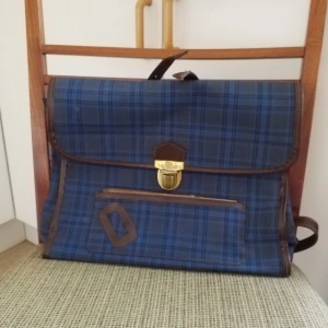  - Skolväska/ryggsäck från 60talet i jättefint skick, den lilla dragkedjan krånglar lite annars inga fel