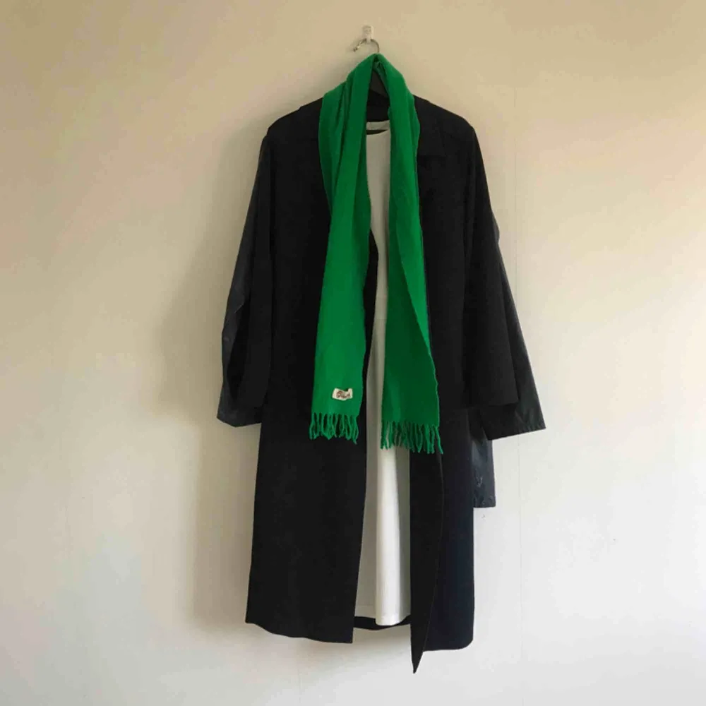 100% wool electric green scarf. Perfect for autumn weather. In good conditions.. Accessoarer.