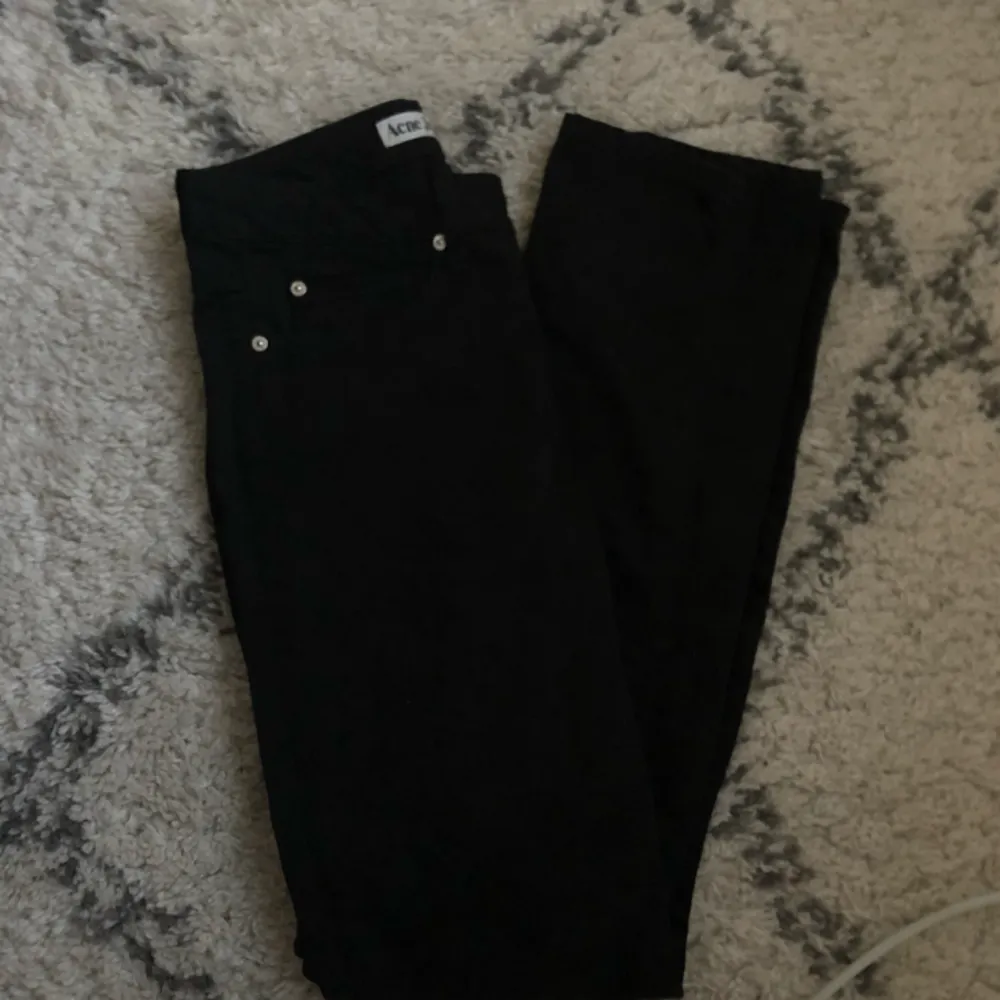 Acne Jeans, svarta straight leg. Originalpris 1400 kr.  Aldrig använda då de är för små, köpta för lite över ett år sedan.  Köparen betalar frakt. . Jeans & Byxor.