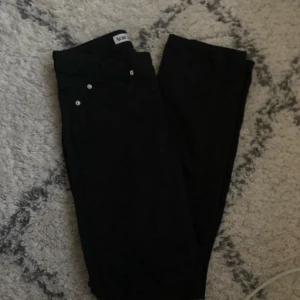  - Acne Jeans, svarta straight leg. Originalpris 1400 kr.  Aldrig använda då de är för små, köpta för lite över ett år sedan.  Köparen betalar frakt. 