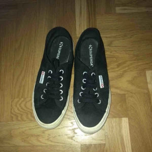  - Svarta skor från Superga. Fint skick, använda max 10 gånger😋 frakt inräknad i priset 