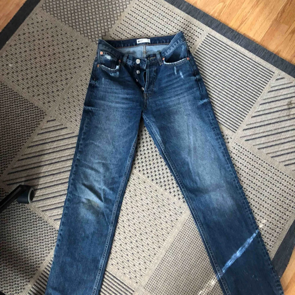 Raka fina jeans från Gina tricot som tyvärr är för små för mig :/. Jeans & Byxor.