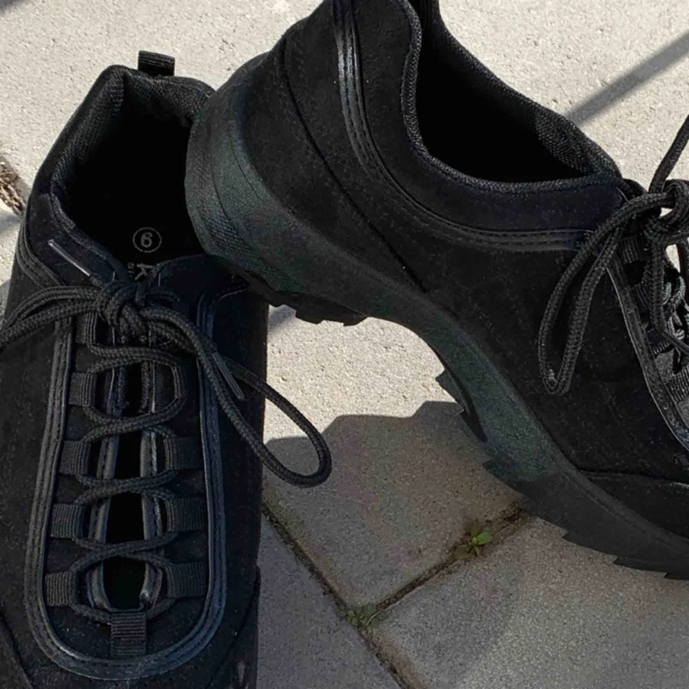 aldrig använda (endast provade) svarta chunky sneakers från krush 👟 säljer pga för stora för mig! har kvar och skickar i originallådan. köparen står för frakt 🤪. Skor.