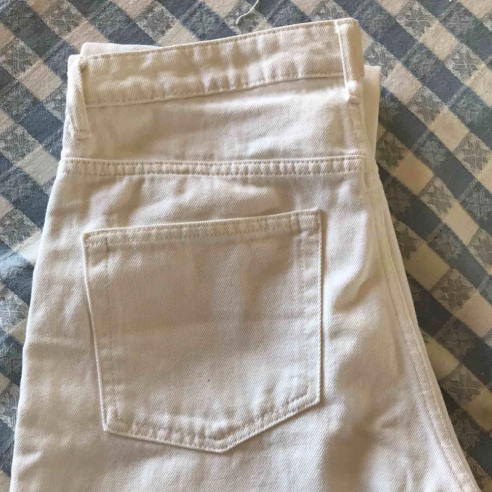Vita row jeans från Weekday i nyskick. Size: W/28 L/32🌿. Jeans & Byxor.