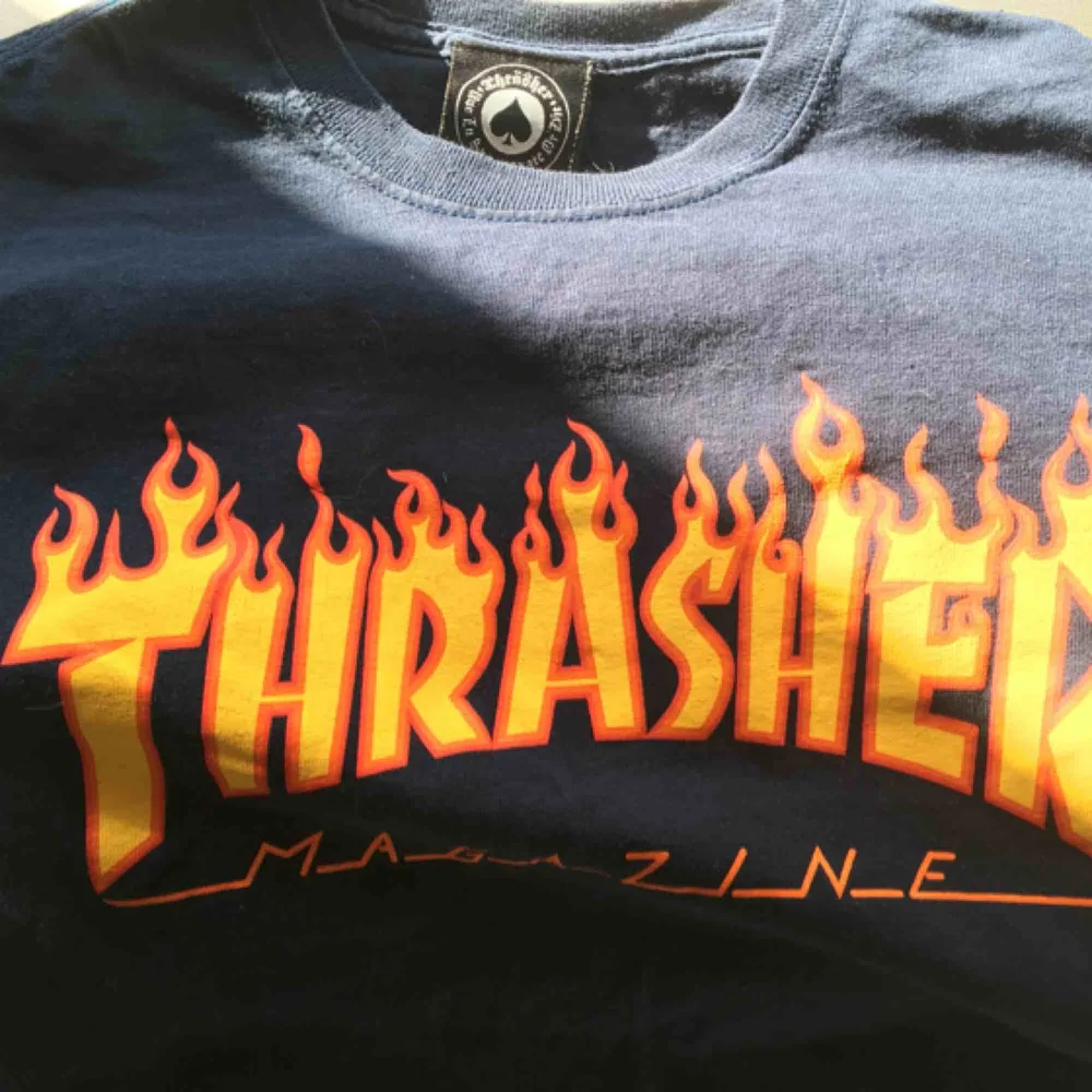 Mörkblå Thrasher t-shirt. Nypris:400 Använd ett par enstaka ggr. . T-shirts.