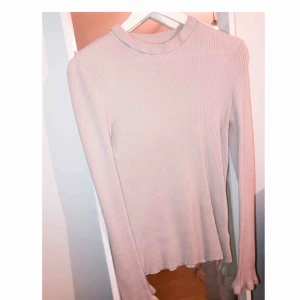  - Beige stickad, jättesnygg på! 