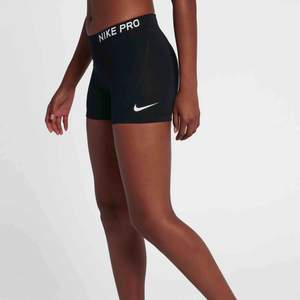 Sköna träningsshorts från Nike! Ett måste i garderoben för löparturer, eller för volleyboll- och tennisspelare som vill röra sig smidigt 🤩 Använda men väldigt fint skick!