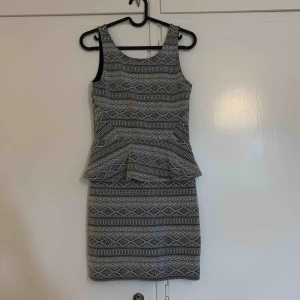  - Det är en tajt klänning som inte har varit använd mer än 2 gånger. Klänningen har en lite öppen rygg som följer med en dragkedja.