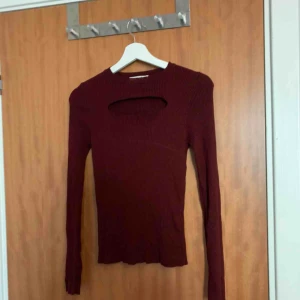  - Vinröd tröja i storlek XS/S ifrån chiqulle! Sparsamt använd!