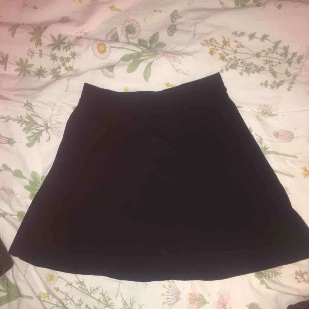 Enkel Svart kjol från bershka, storlek m men den är lite tajt så den passar nog en s också skulle jag tro.. Kjolar.