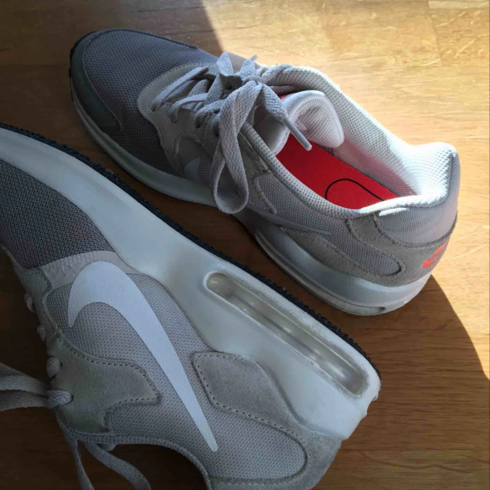 Säljer mina snygga Nike air max som jag knappt använt pga för stor storlek. Priset kan självklart diskuteras. Kan frakta om det behövs :)       Originalpris: 1199kr. Skor.