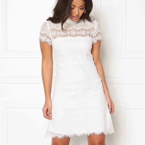  - Ida Sjöstedt sutton klänning. Perfekt till studenten. Aldrig använd, mycket fint skick.  Köpt för 1699kr, mitt pris 1000kr  Storlek: 36