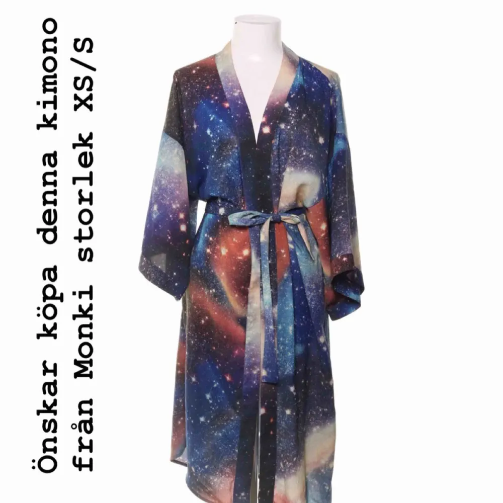 Önskar att hitta denna space kimono från Monki! Snälla, hjälp! ❤️. Blusar.