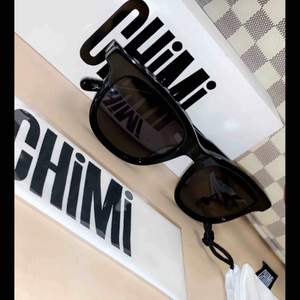 Jag säljer sprillans nya solbrillor som aldrig använts. De är ifrån Chimi Eyewear och eftersom samarbete sker med Chimi säljer jag dom för en billigare peng, ca 800 kronor billigare än i butik! Fri frakt tillkommer! Ett riktigt kap med andra ord;) 