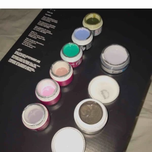  - 9 st geler/gellack: Pureline white 15 g Color gel 15 g Gellack peach Color gel 6 st 5 g , De är avtorkade (därför har de försvunnit text på utsidan) De ”flesta” är endast testade så mycket kvar i dem.