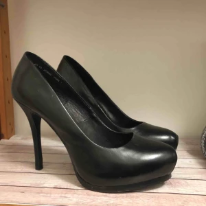  - Klassiska, stilrena svarta pumps med ”inbyggd” platå, läder, funkar för alla tillfällen. Mycket fint skick