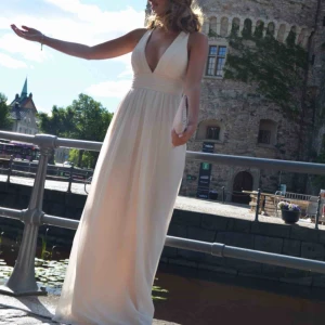  - Peach (ljus rosa) balklänning ifrån Nelly. Jättefin klänning som jag hade i balen i 9an. Lite sliten längst ner på klänningen men inget man tänker på (skicka pm för fler bilder). Klänningen är inte tillgänglig i butik längre. köparen betalar för frakt