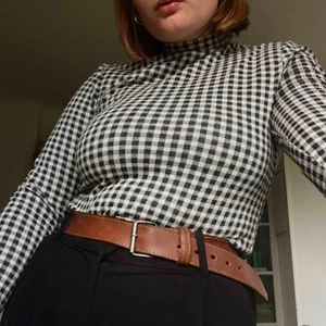  - Jättesnygg svart-vitrutig polotröja från VILA! Använd en gång, jättefint skick. Står storlek L på tröjan, men skulle säga att det snarare är M