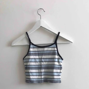  - Croptop från bikbok storlek XS!! Köparen står för frakt🥰🥰