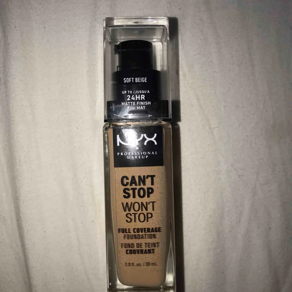 Can't Stop Won't Stop Full Coverage Foundation. Foundation från nyx. Aldrig använd då den är i fel färg ändrat öppnad. I färgen soft beige. Matt och full coverage. Har en concealer till denna även och båda tillsammans blir 230kr med frakten inräknad💗. Skönhet.